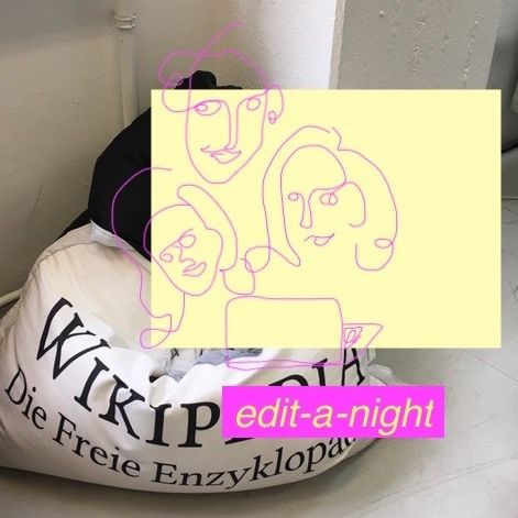 Im Hintergrund liegt ein Sitzsack mit dem Wikipedia-Schriftzug. Davor drei gezeichnete Gesichter und eine Teetasse, unter der edit-a-night steht.